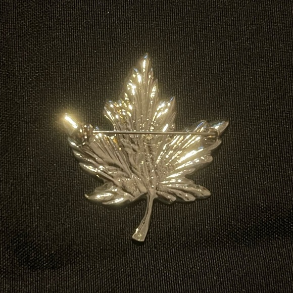 Leaf shaped brooch - Picture 2 of 5